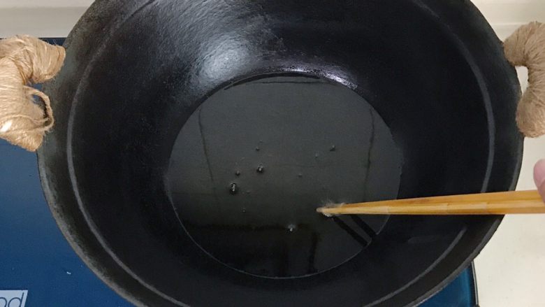 老底子的传统炸春卷,油温到8成，放入筷子，末端起小泡就可以下锅了