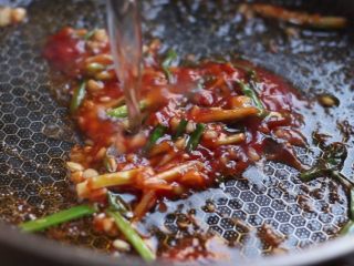 油焖大虾,加入一小碗水，水沸放入大虾。