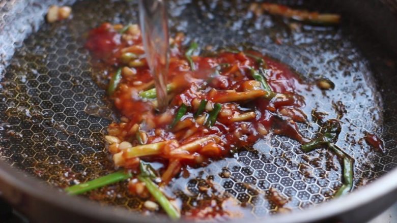 油焖大虾,加入一小碗水，水沸放入大虾。