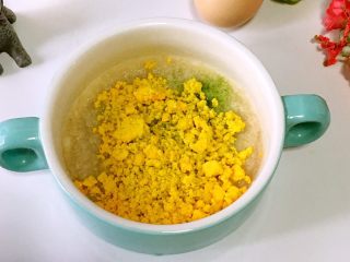宝宝辅食之小白菜蛋黄米糊,.加入蛋黄泥。

根据宝宝自身情况加合适的量。