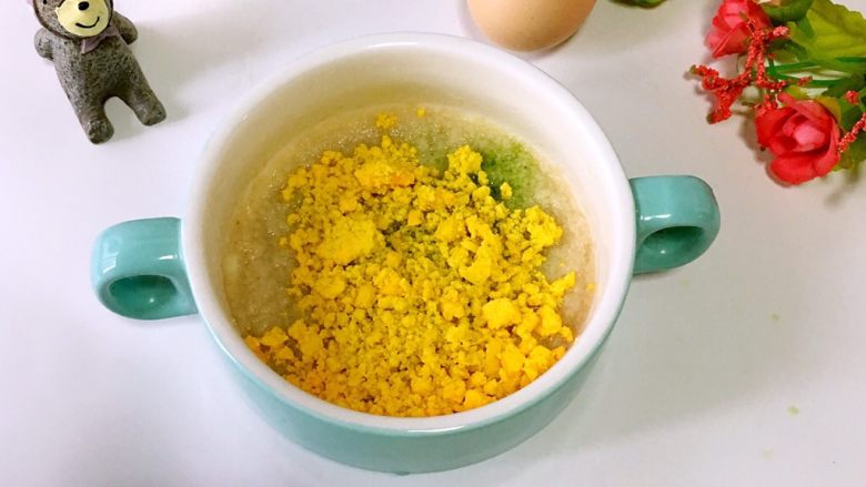 宝宝辅食之小白菜蛋黄米糊,.加入蛋黄泥。

根据宝宝自身情况加合适的量。