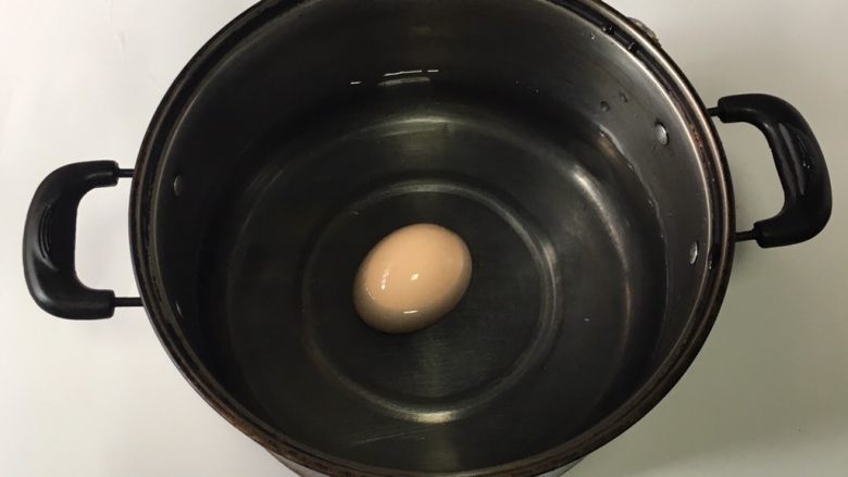 宝宝辅食之小白菜蛋黄米糊,
2. 鸡蛋洗净，冷水下锅，中火煮至水开后，煮3分钟，关火再焖5分钟；

这个方法煮出来的鸡蛋，蛋黄香嫩，易消化；