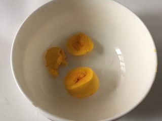 宝宝辅食之小白菜蛋黄米糊,将煮好的鸡蛋，剥壳取出蛋黄。