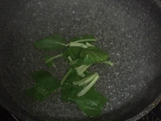 宝宝辅食之小白菜蛋黄米糊,4.水烧开后，将小白菜焯水十几秒钟。

植酸会影响钙、铁、锌等营养素的吸收，蔬菜焯水处理可以提高营养价值。