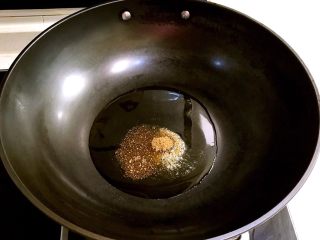 石锅拌饭,锅内加入大豆色拉油烧热后加入花椒粉