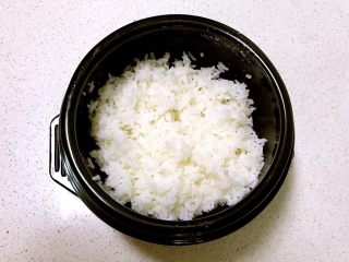 石锅拌饭,在石锅里加入热米饭