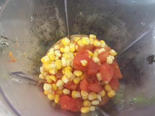 番茄玉米汁,整好后全部倒进搅拌机里，打成糊