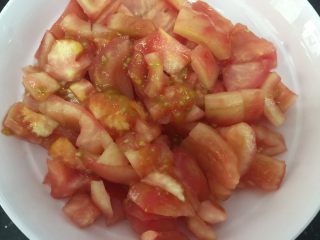 番茄玉米汁,番茄去皮，切小块