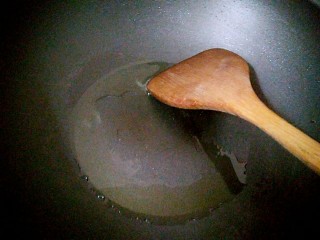 酱香杏鲍菇烧排骨,锅里热油