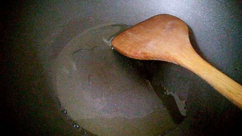 酱香杏鲍菇烧排骨,锅里热油