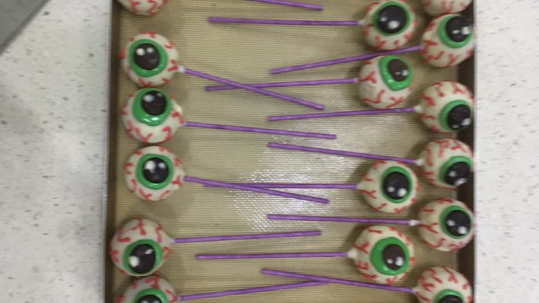 万圣节系列—眼球蛋糕棒,画好的眼球，要小心摆放以免粘连，因为糖霜有流动性，所以千万不要竖着摆放哦！