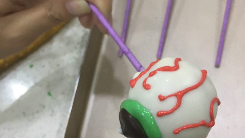 万圣节系列—眼球蛋糕棒,以一分岔、一单丝的画法，把整个棒棒糖围一圈。