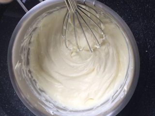 万圣节南瓜乳酪蛋糕,3. 将动物奶油、奶油奶酪放入锅中，再加入糖粉。隔水加热至奶酪融化，加热过程中用打蛋器不断搅拌。