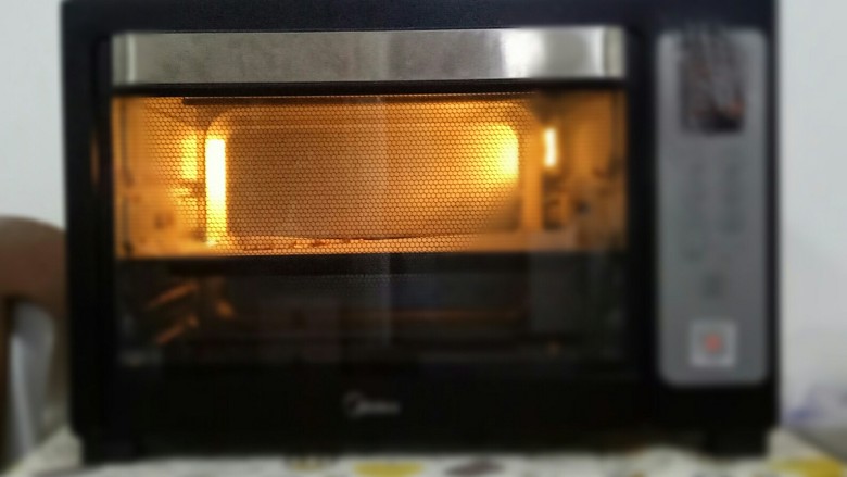 豆沙蛋黄月饼,烤箱预热，160度烤5分钟定型