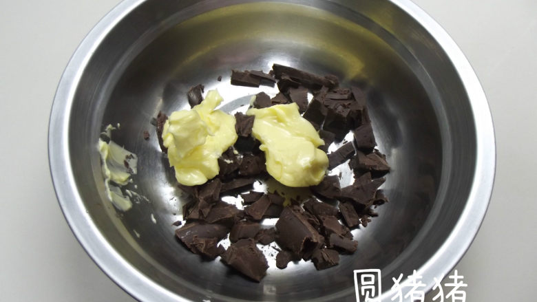 南瓜鬼脸夹心饼干,饼干烤好后，放在烤网上放凉，开始制作巧克内馅。 将巧克力切碎，黄油切小块，加入动物鲜奶油。