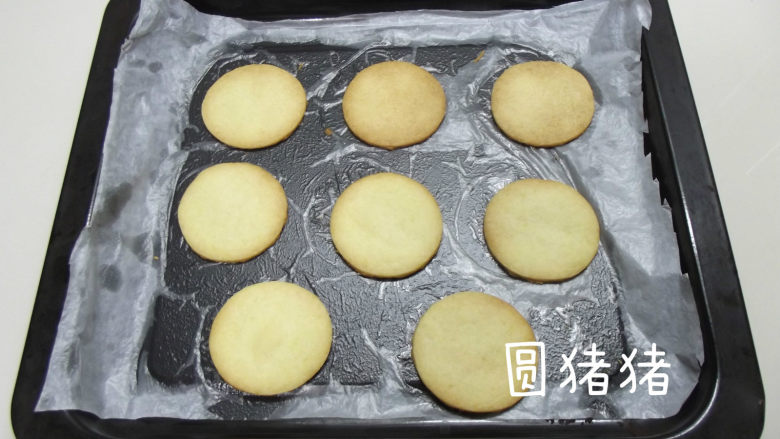 南瓜鬼脸夹心饼干,再用以上方法烤一些普通圆形的饼干做底部。