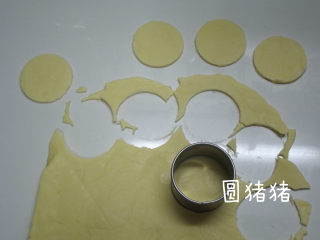 南瓜鬼脸夹心饼干,约半小时后，将面片取出，用圆形的切割器，或是其它圆形的模具，将面团切割成圆片形。将切割的边沿做为南瓜的柄贴在圆形上方。