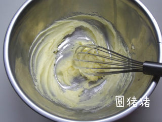南瓜鬼脸夹心饼干,将室温软化黄油加糖粉拌匀，再用手动打蛋器打至松发，膨胀。