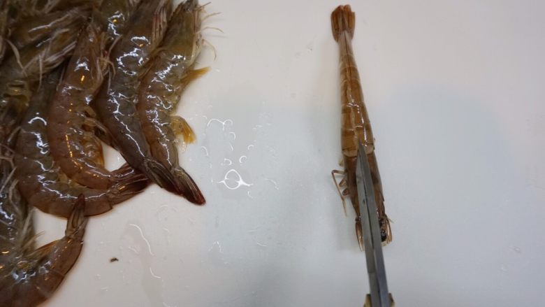 鲣鱼花煸大虾,从背部中心往下剪开至尾巴处