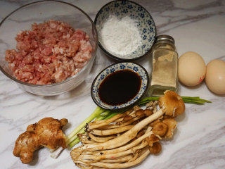 蛋包肉丸菇香汤,提前将原材料准备好
叨叨叨：肉沫选择肥瘦相间的为好，肥瘦比例3：7为佳

