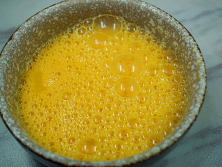 蛋包肉丸菇香汤,鸡蛋打入碗内，将蛋清和蛋黄调匀