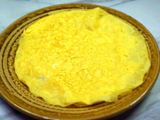 蛋包肉丸菇香汤,刚刚出锅的蛋皮

叨叨叨：蛋皮不宜太大，刚刚包裹住肉丸即可


