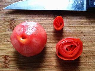 荷塘月色,削一个番茄皮做一朵番茄花