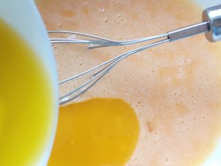 芝麻鸡蛋薄脆饼,加入隔热融化的黄油，搅拌均匀