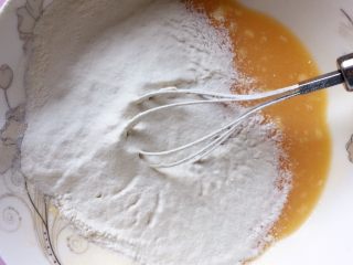芝麻鸡蛋薄脆饼,筛入低筋面粉