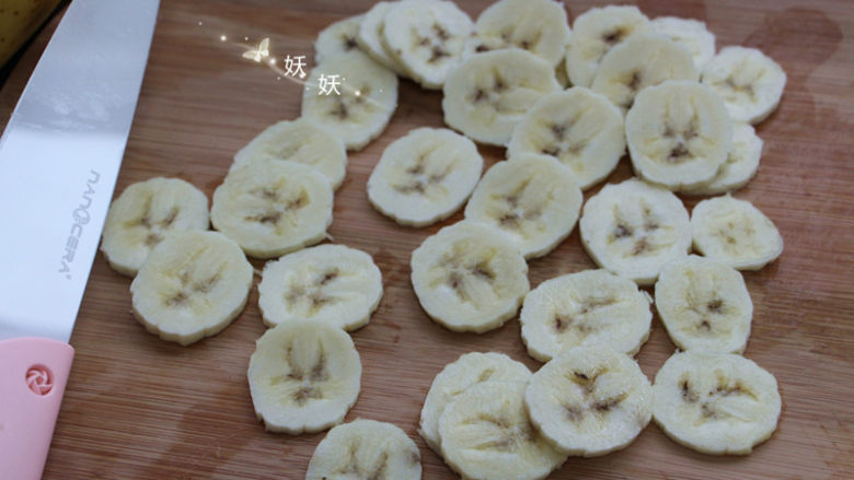 脆烤香蕉片,切薄片，稍微切薄点，厚了容易不脆，也无需太薄，大约3毫米的样子。