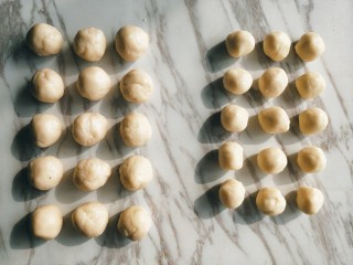 苏式鲜肉月饼,油皮和油酥面团各分成15等份，称面团的总重量后除以15，就是每个小面团的重量。