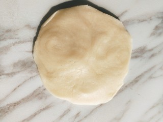 苏式鲜肉月饼,擀开成圆形。