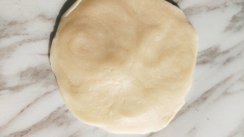 苏式鲜肉月饼,擀开成圆形。
