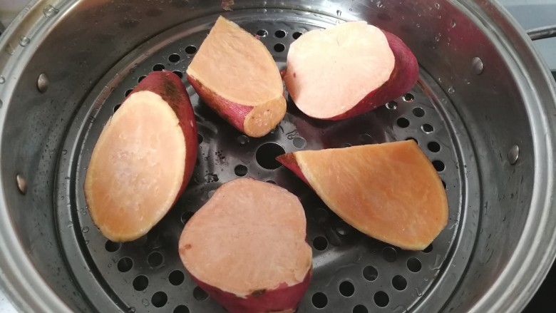愤怒的小鸟红薯馒头,红薯两个洗净切块，放入蒸锅蒸熟；