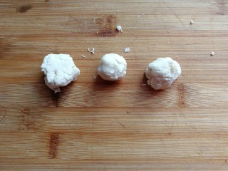 愤怒的小鸟红薯馒头,我们把面粉分三个小团团出来放一旁备用；