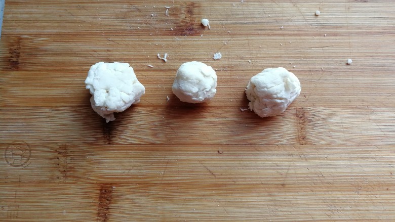 愤怒的小鸟红薯馒头,我们把面粉分三个小团团出来放一旁备用；