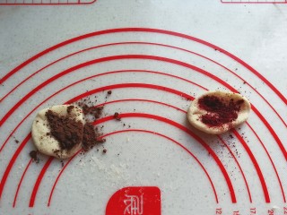 愤怒的小鸟红薯馒头,把其中两个小面团分别放入少许可可粉和红曲粉揉均匀，另外一个不动留做原色面团；