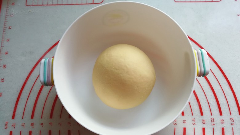 愤怒的小鸟红薯馒头,揉好的面团放入碗中盖保鲜膜发酵；