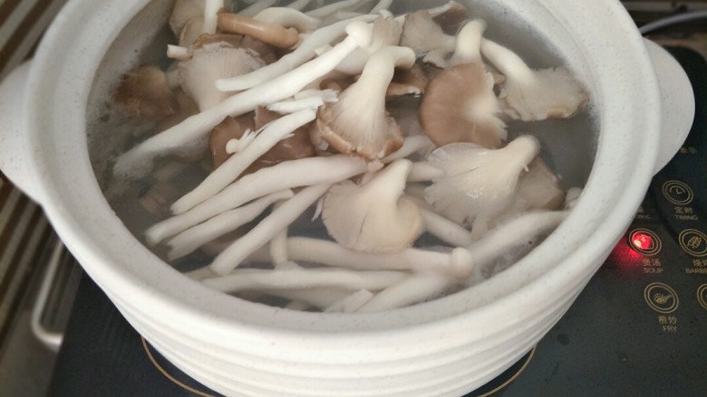 菌味海鲜汤,加入两种菇类稍煮