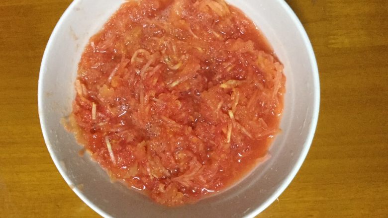 番茄打卤酱,擦好的番茄丝。