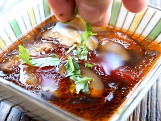 西红柿香菇汤,盛出加入香菜点缀