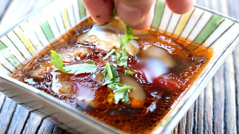 西红柿香菇汤,盛出加入香菜点缀