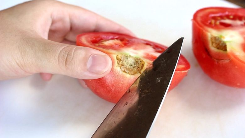 西红柿香菇汤,切掉根部