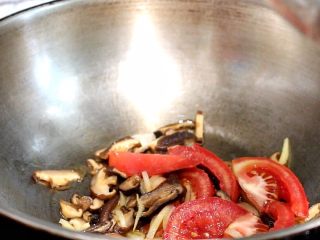 西红柿香菇汤,放入香菇和西红柿翻炒