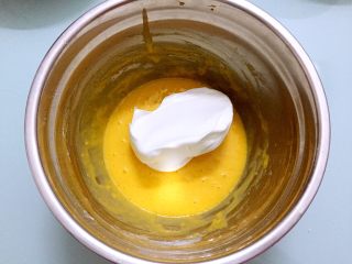 家有烤箱+双色戚风蛋糕,把蛋白的三分之一倒入蛋黄糊中，上下拌匀或翻拌均匀