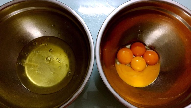 家有烤箱+双色戚风蛋糕,蛋清和蛋黄分开放在两个无水无油的盆中