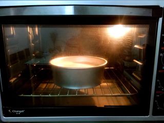 家有烤箱+双色戚风蛋糕,放进预热好的烤箱，上火90度，下火120度，下层60分钟