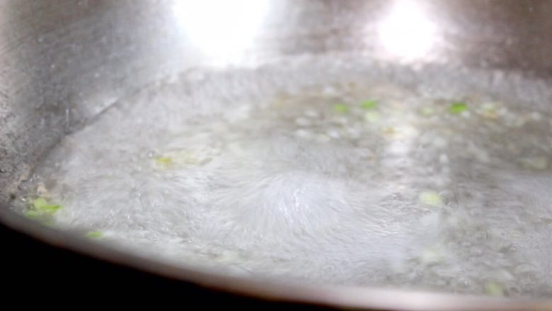 蚝油蘑菇肉片汤,煮沸