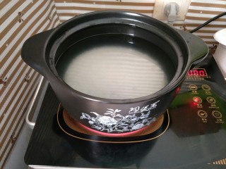 海鲜砂锅粥(宝宝辅食),米淘洗干净，放入砂锅加适量水煮开
