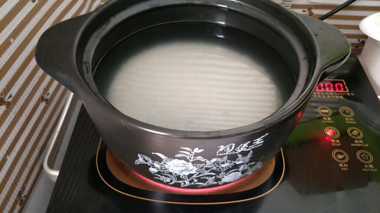 海鲜砂锅粥(宝宝辅食),米淘洗干净，放入砂锅加适量水煮开
